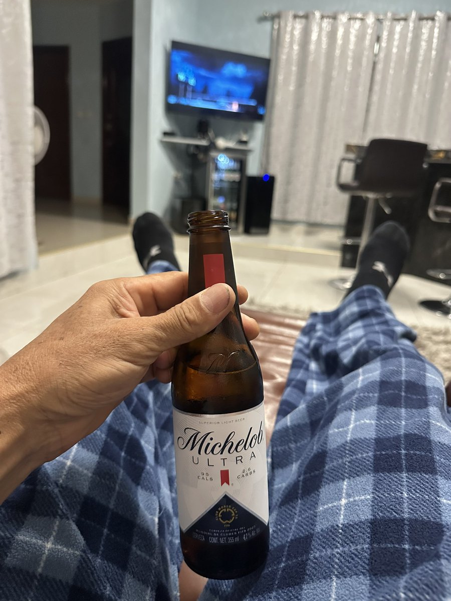burguenol's tweet photo. #EsViernesYElCuerpoLoSabe 
De cuál van a tomar? 🍻 
@MichelobUltraMx 
#MovieTime 
#EnjoyTheLife 
#LifeStyle https://t.co/AVgoM9UXTc