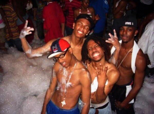kodakk6000's tweet photo. Damn T Hood… Redan Rd legend man real innovator really wasn’t nothing you couldn’t do &amp; didn’t need nan handouts to do it sorry you had to leave like that my boy always full of happiness I used to be like who is this young nigga 15 at jays place damn bruh..  💔 https://t.co/u597AqLgut