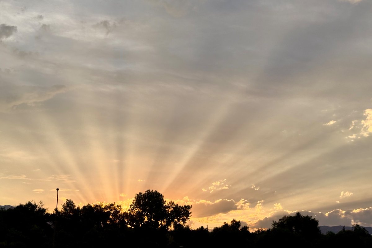 Crepuscular rays going strong in COS tonight