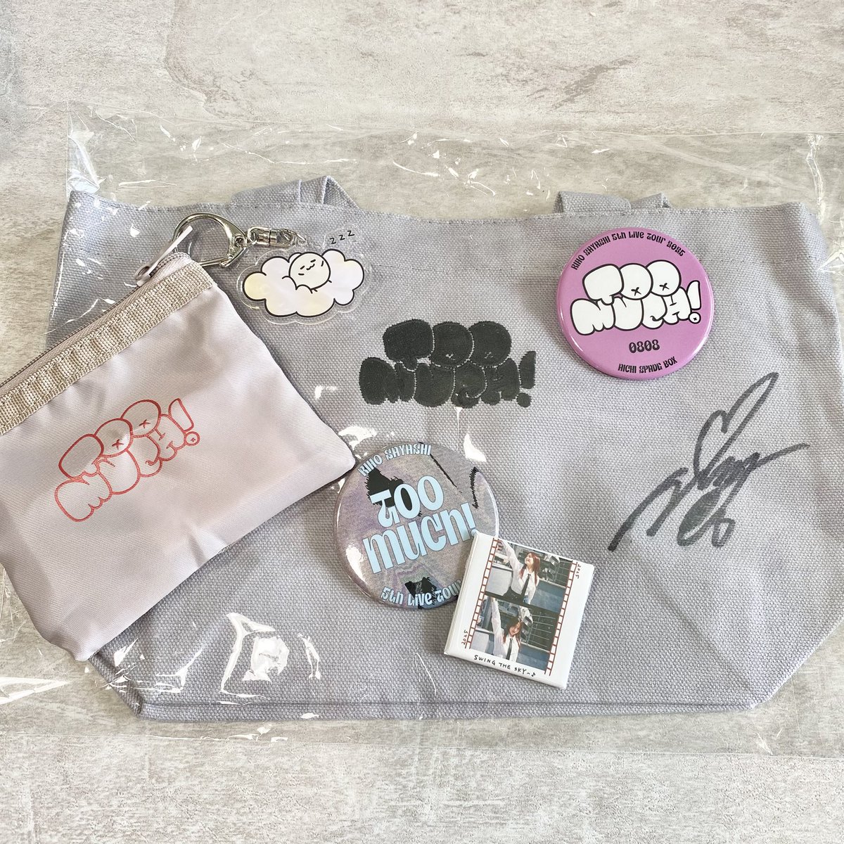 TA01TG's tweet photo. 昨日の鞘師里保さんのライブでガチャを引いたら特賞のサイン入りロゴ刺繍トートバッグ他さやまるグッズもゲット出来てハズレ無しのガチャ最高🎉
#鞘師里保
#toomuch https://t.co/oofDe7ypmV