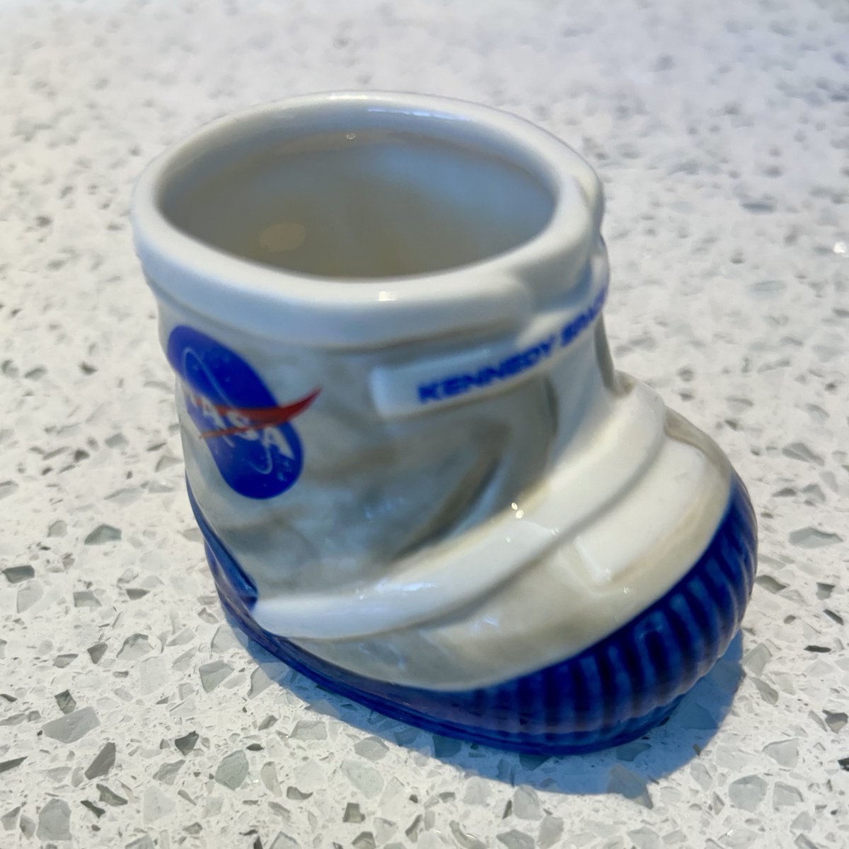 これは私のお気に入り、NASAケネディ宇宙センターで買った「一人の人間にとっては小さな一歩だが人類にとっては偉大な一歩」ミニショットグラス