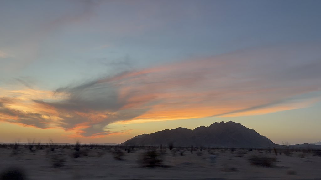 Fantastic sunset in the Grand Altar Desert south of Sonoyta, Sonora, Mexico.

Un buen poniendo del sol sobre el Gran Desierto de Altar al sur de Sonoyta, Sonora, Mexico. 

#Sonorawx
