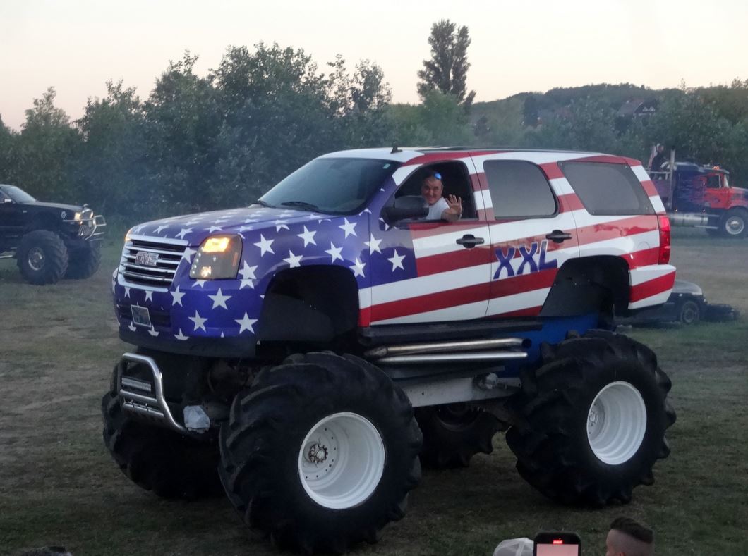 root_tom636's tweet photo. The roar of engines, a boost for the soul 💥

Sometimes the soul needs an adrenaline rush to recharge. Tonight's monster truck show was pure energy: roaring engines, flying tires, dust everywhere, and the crowd going wild. Monster trucks in my city. 🛻

#BigWheels #MonsterTrucks #TruckYeah