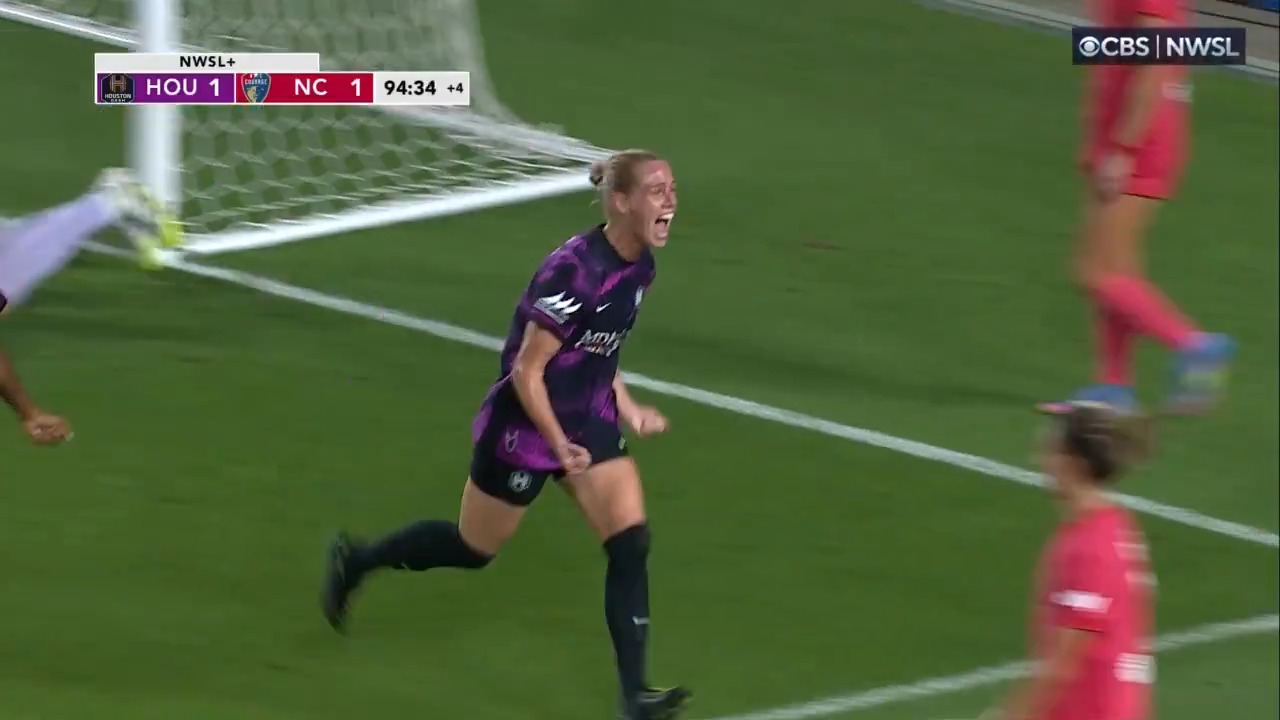 Sophie Schmidt buries the game-winner from a perfect set-up by Yazmeen Ryan 👏