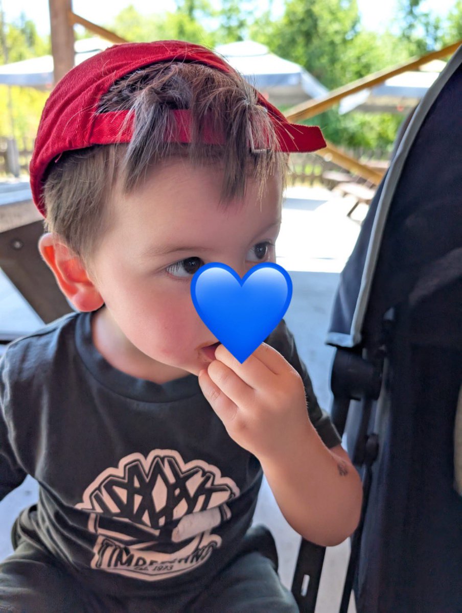 フランスにいる夫が実家帰る為にべべに”持って行きたいオモチャを荷物に入れて“と頼んだ結果。夫が1人で笑い死んでいた😂謎センスの男