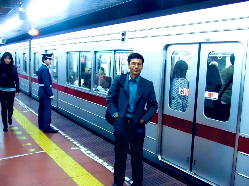 जापानमा ट्रेन निर्धारित समयभन्दा ३५ सेकेण्ड ढिला पुग्दा ट्रेन चालकले माफी मागेछन् । यात्रुहरुको भाडा फिर्ता गरिए छ । म दुईतीन पटक जापान पुगे, ट्रेनमा यात्रा गर्दा मैले जापानिजहरूले ट्रेनसंग घडीको समय मिलाएको देखेको थिए….😍