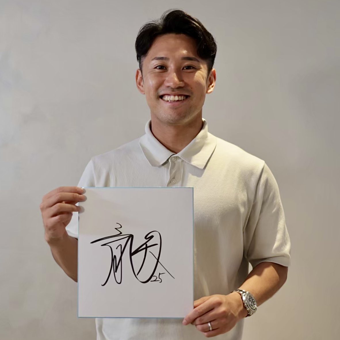 1mm(イチミリ)|1mmのこだわりを追求するサッカーメディア (@1mm_soccer) on Twitter photo //
🚨海外日本人選手インタビュー記念🚨
✨スペシャルプレゼント✨
\\
ポーランドで大活躍 #森下龍矢 選手
直筆サイン入り色紙を3名様に🎁
1️⃣<a href="/1mm_soccer/">1mm(イチミリ)|1mmのこだわりを追求するサッカーメディア</a> をフォロー
2️⃣本投稿をリポスト
3️⃣チャンネル登録
youtube.com/@1mm_soccer?si…
🗓8/15(金)まで
プレゼントを当てて
森下選手を応援しよう📣 //
🚨海外日本人選手インタビュー記念🚨
✨スペシャルプレゼント✨
\\
ポーランドで大活躍 #森下龍矢 選手
直筆サイン入り色紙を3名様に🎁
1️⃣<a href="/1mm_soccer/">1mm(イチミリ)|1mmのこだわりを追求するサッカーメディア</a> をフォロー
2️⃣本投稿をリポスト
3️⃣チャンネル登録
youtube.com/@1mm_soccer?si…
🗓8/15(金)まで
プレゼントを当てて
森下選手を応援しよう📣