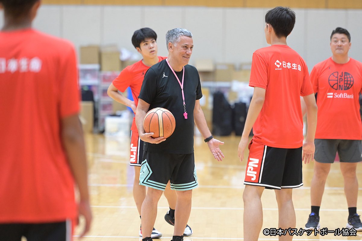 3alemar's tweet photo. The world would be better with more smiles. From one picture to the other there are two years. Different groups but always smiles.
@JAPAN_JBA @JAPANBASKETBALL @DuranManagement 
@FIBAAsiaCup 
@FIBA https://t.co/Bc2rS9uFpQ