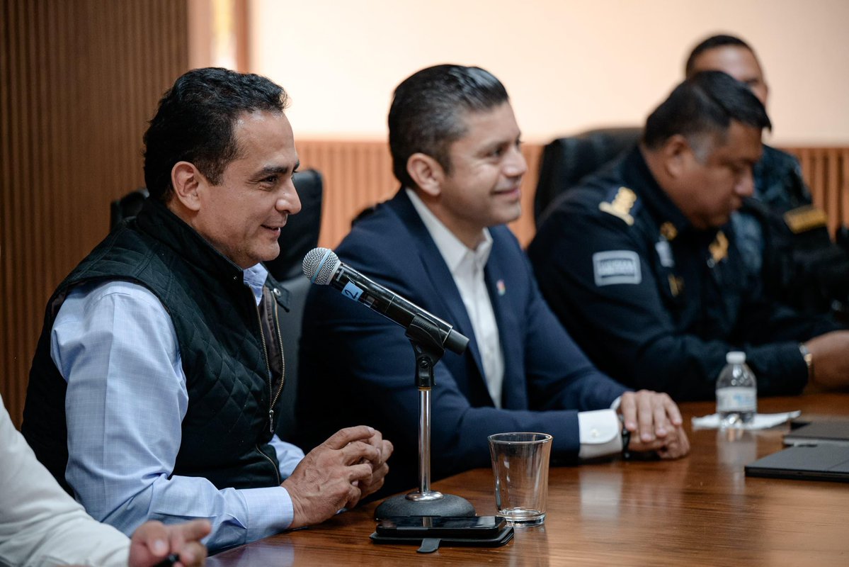 Toño Ochoa (@josejoseantonio) on Twitter photo Una casa en paz y tranquilidad se construye con unidad, trabajo y compromiso. 🙌🏼
En Durango avanzamos por buen camino y con el respaldo de #Saltillo y #Coahuila, vamos por más.
Gracias al Comisionado de Seguridad y Protección Ciudadana de Saltillo <a href="/A93590517Garza/">Miguel Angel Garza Felix</a> por Una casa en paz y tranquilidad se construye con unidad, trabajo y compromiso. 🙌🏼
En Durango avanzamos por buen camino y con el respaldo de #Saltillo y #Coahuila, vamos por más.
Gracias al Comisionado de Seguridad y Protección Ciudadana de Saltillo <a href="/A93590517Garza/">Miguel Angel Garza Felix</a> por