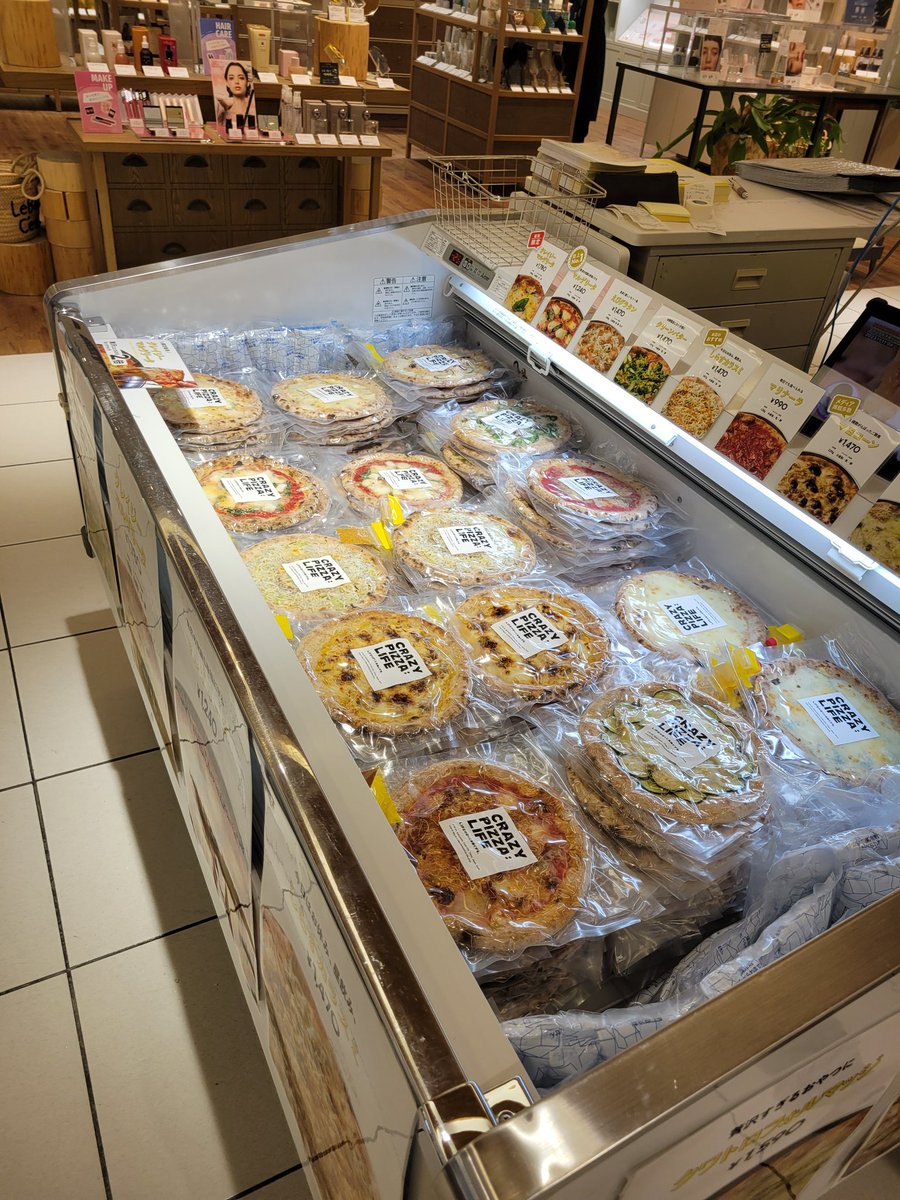 調布パルコの一階でクレイジーピザさん売ってます！
手軽にミシュラン店の美味しさを味わえるのでオススメです！😆