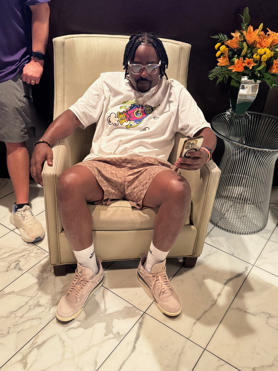 ZBezzy's tweet image. Took a flight.. Got some dinner.. on a side note my locs are starting to get that hang time.. #flyguy #Vegas