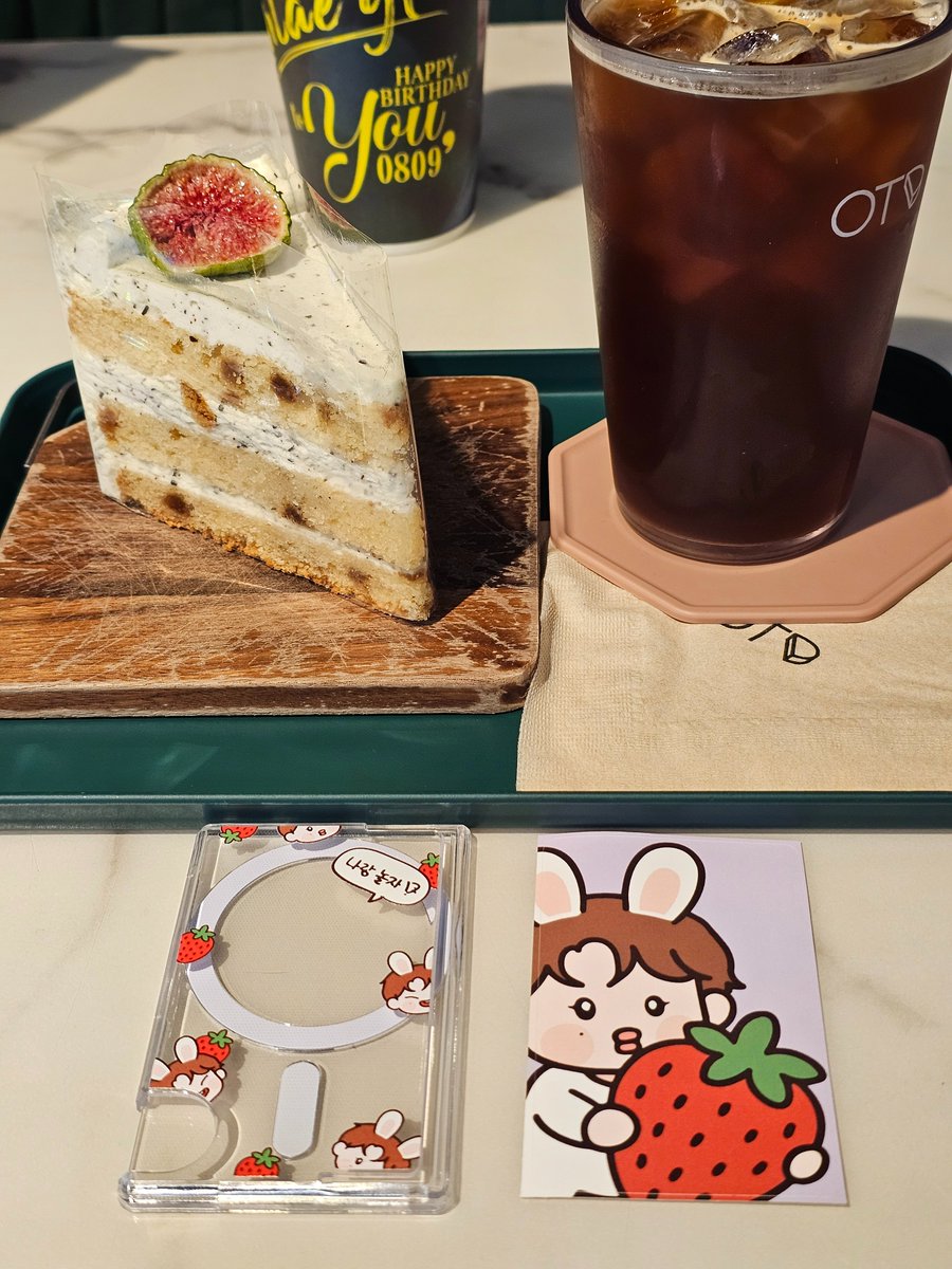 오픈런 성공!
딸기듀 넘 귀엽다🙃🫠🥰

#햇살도_인태처럼_빛나는날
#인태로_완성되는_8월
#0809_사또밥_어린이의_생일이야