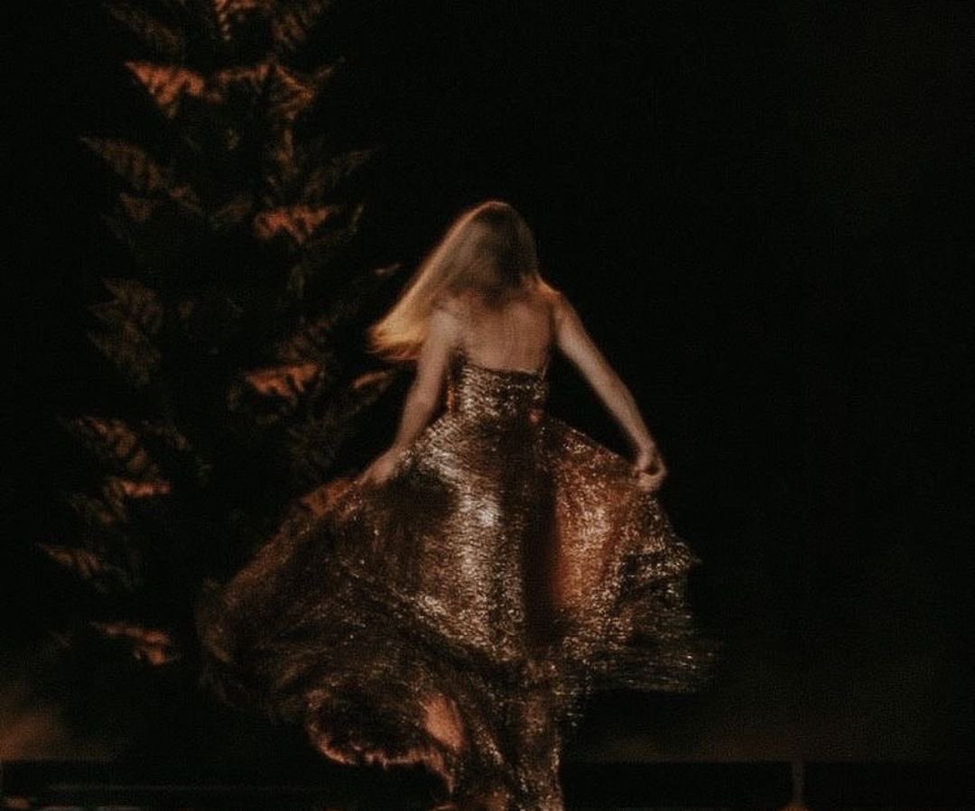 taylor13ariana's tweet photo. I can go anywhere I want , just not home https://t.co/ftvKHGvAkX
