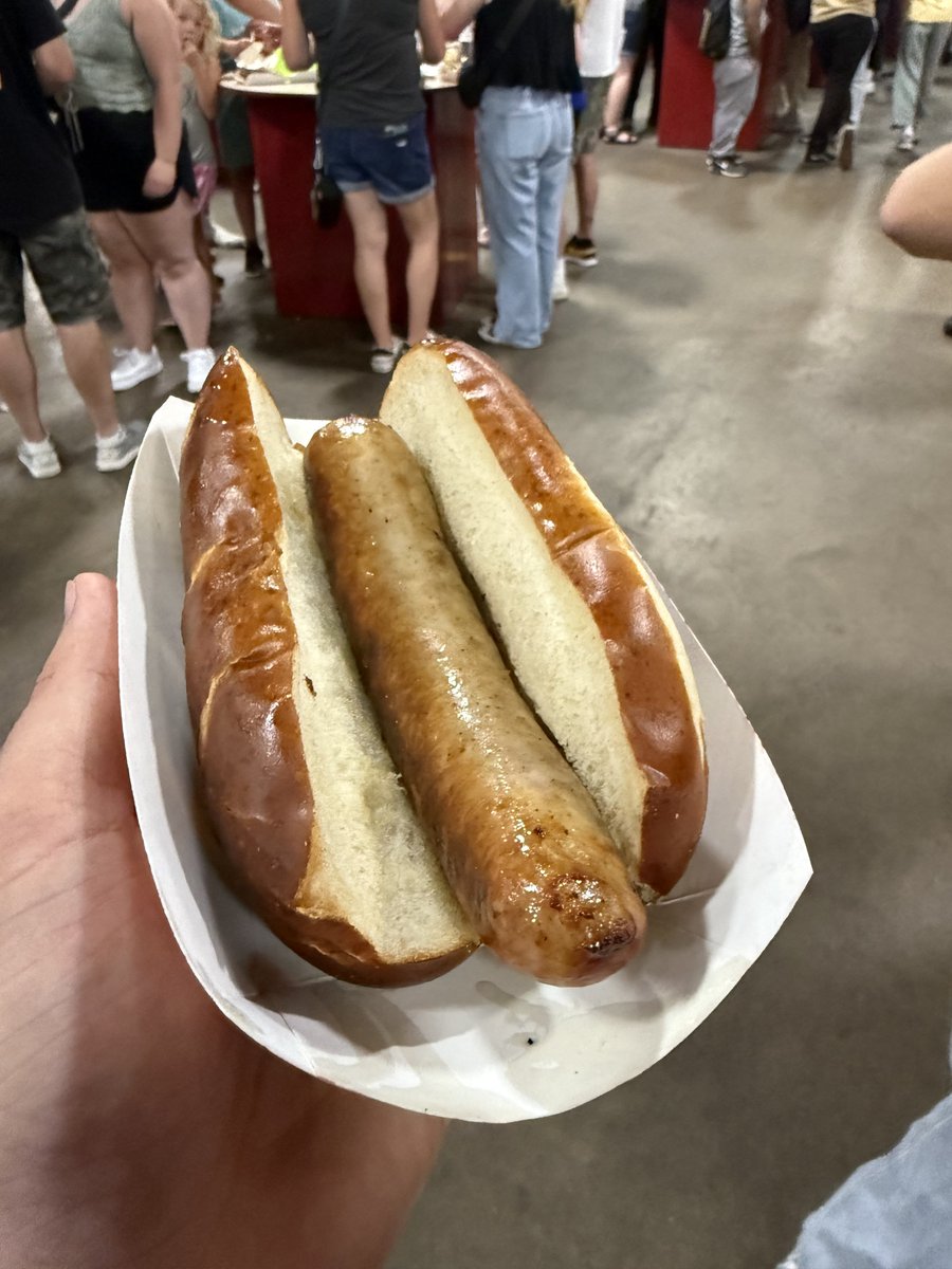 rteetz's tweet image. #TeetzEatz final Day 9 update! 

Brat on pretzel bun, more strewn corn pizza and lions club corn! #WiStateFair
