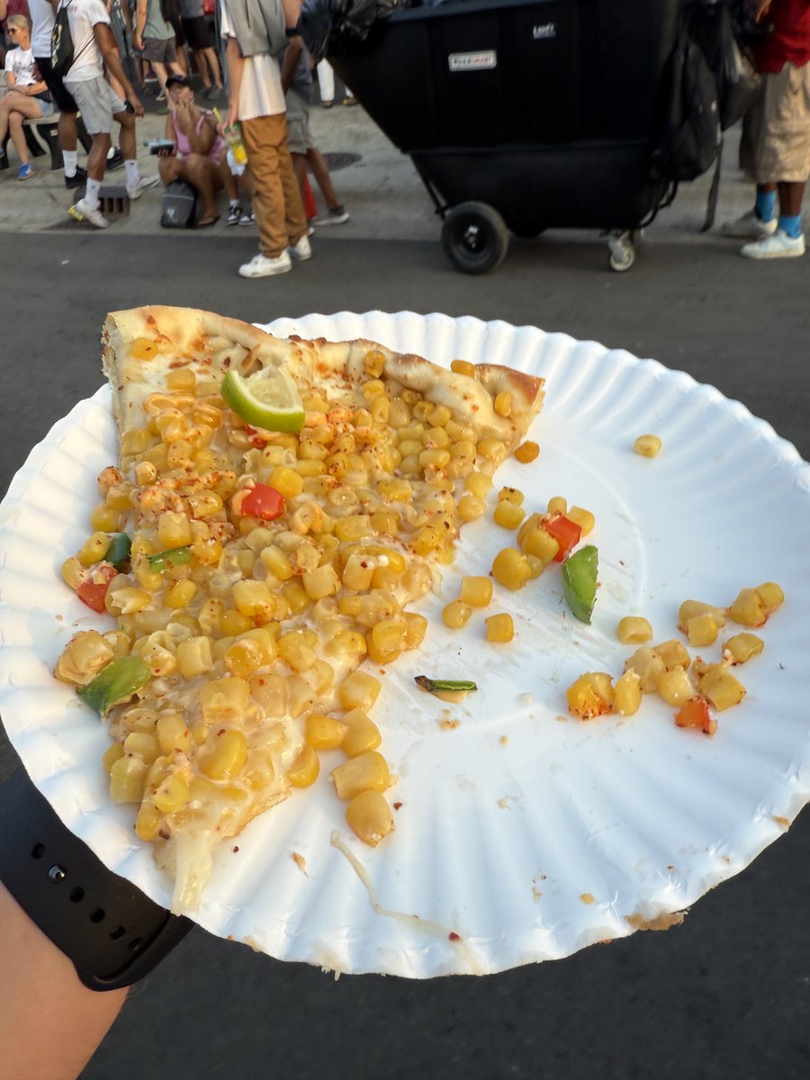 rteetz's tweet image. #TeetzEatz final Day 9 update! 

Brat on pretzel bun, more strewn corn pizza and lions club corn! #WiStateFair