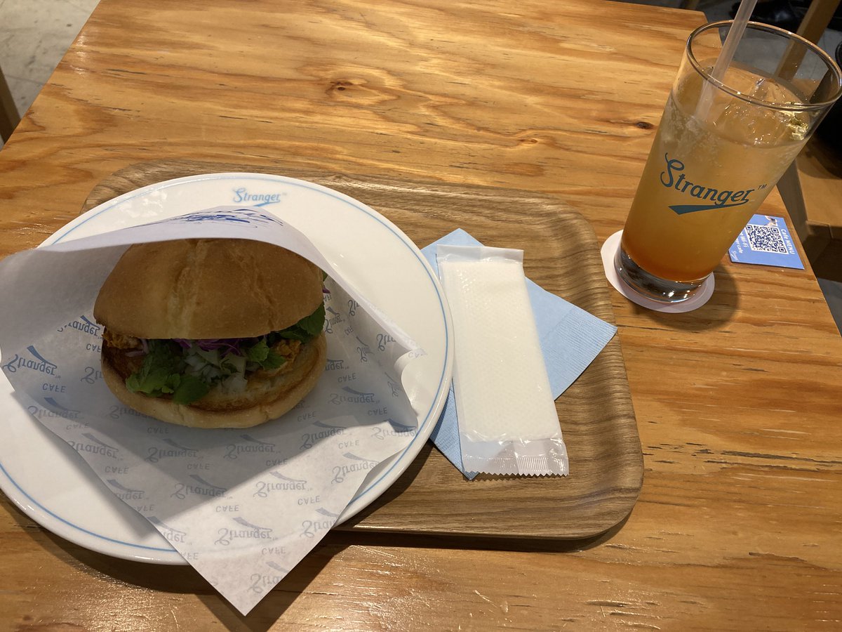 campanula0612's tweet image. 🐳観にきてる。カフェ満席だったんだけど、みんな相席どうぞーって声かけてくれて優しい世界。
ひと席空いて、始まるまで腹ごしらえ
#stranger