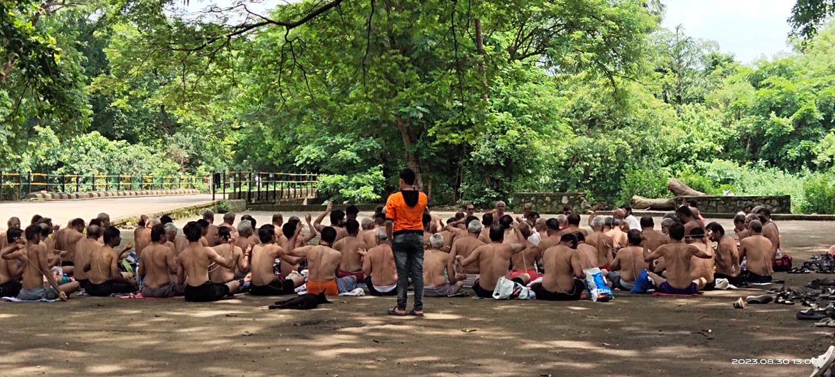 समुद्र प्रदूषित करणारी छट पूजा, नदी प्रदूषित करणारी कावड यात्रा, लोकांचे जीव घेणारी कबुतर टोळी या घुसखोर अतिरेक्यांची महाराष्ट्रात नवीन काहीतरी अवसानघातकी प्रथा आणायची ट्रेनिंग सुरू आहे. 
#परप्रांतीय_हाकला_महाराष्ट्र_वाचवा

कशाची ट्रेनिंग असेल ही ?