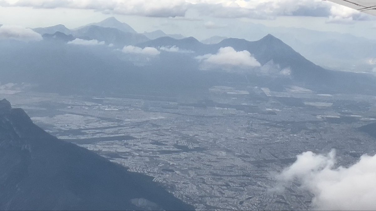 ElevatorsWilli1's tweet photo. The best way you can Approach Monterrey, is with these epic mountains, and the city. https://t.co/DmHPhhiCtK