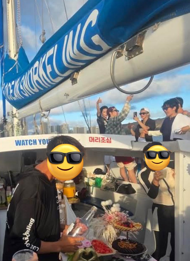 마크 사진찍을땐 배 싸맷으면서 카메라 없다생각하니까 배 훌렁 보여주고있는거 이거같다