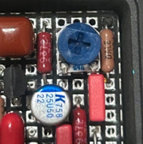 なお戸高さんご本人もかなりMid Cutは積極的に使用されておりますが、バンドや使用環境によって差はあるもののこれらの値で使用されることが多いようです。是非お試し下さい🙇‍♂️ 基本的にBleu OD→(他の歪みペダル達)→Cliffs→(他の歪みペダル達)という並び順です。