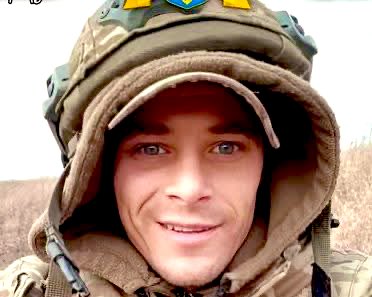 Він захищав Україну десять років.
ВАДИМ ПАРАЩУК
Назавжди 32.

Народився в селі Олександрівка Київської області.

Хто, як не він, як не ті, що закривають нашу землю своїми крильми.
Вічна шана і честь!
Схилімо голови…