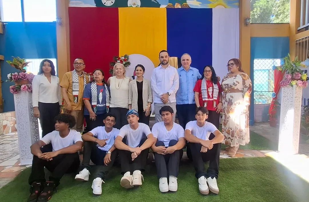 Asistimos hoy a la inauguración de la biblioteca Suad Marcos Frech en el colegio Centroamérica Unida. Danzas típicas de Palestina y Nicaragua adornaron la actividad y se donó la Antología Mayor de Nicolás Guillén. 📚🤝🇨🇺🇳🇮🇵🇸