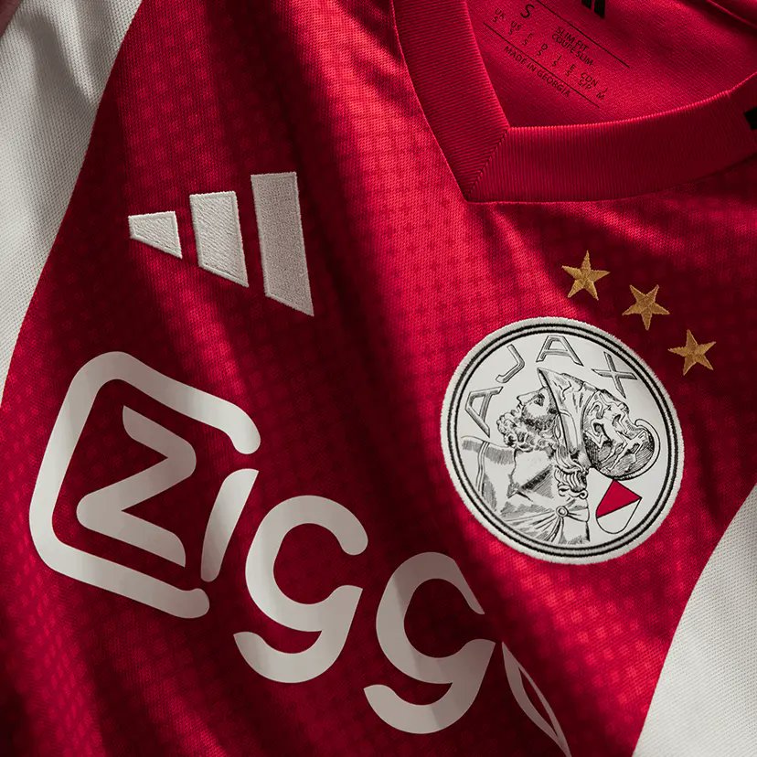 sekine_fc's tweet photo. 2025-2026ユニフォーム  No14 
🔴AFCアヤックス⚪️ (ホーム)  

赤いラインにアムステルダム市旗のXがデザインされた1枚。そして1928〜90年のクラシックロゴが復活。襟は街の誕生年1275と、750年記念の2025、3本十字が入っている。板倉選手の加入も決まり、今季のアヤックスにも注目！

 #afcajax #アヤックス #板倉滉 #日本人選手情報 #ユニフォーム