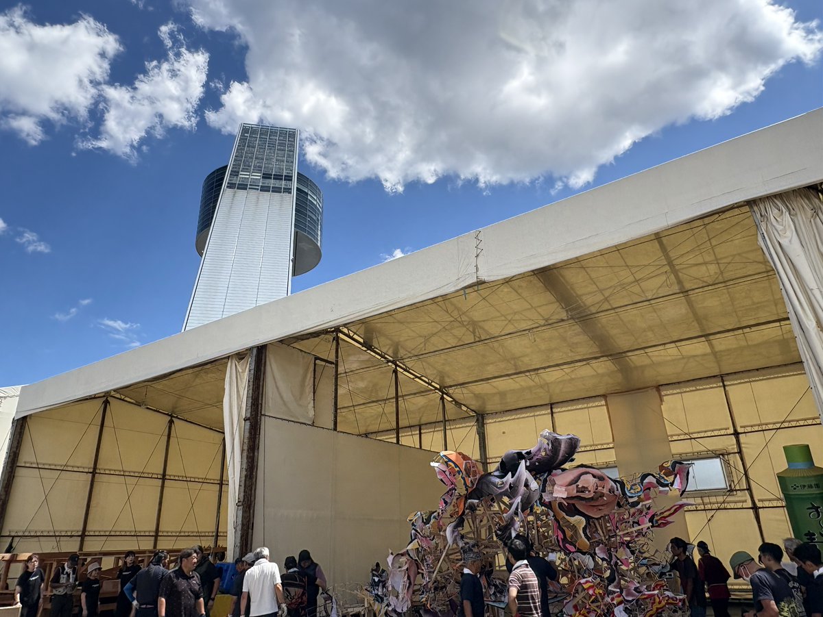 青森市アスパム裏手のねぶた小屋からこんにちは🤗▲
ねぶた祭も終わり解体作業が行われていますよ

剥がした和紙を持ち帰る人が多く
欠片になったねぶたが散らばっていくのを見て
祭の終わりを実感しております

もう雪が降りそう（早い）
今日も一日ケッパロ～

#アスパム　#青森ねぶた祭