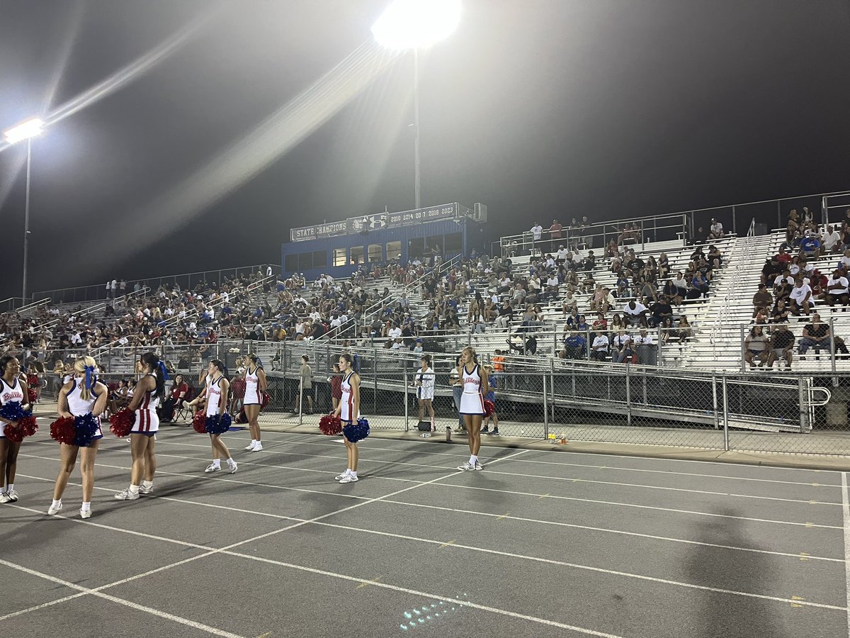 SacBee_JoeD's tweet photo. Checked out the @FolsomBulldogFB intra-squad scrimmage, and the the 4-time defending @cifsjs D1 champs look the part again.
Back to the spread offense for @ryderly0ns &amp; crew.
LT @Vlad_Dyakonov55 is headed to USC. 
Lyons is going to BYU &amp; RB @JosephEyermanVI is scholarship worthy. https://t.co/SrsXU2B9bv