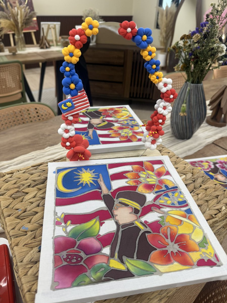 Artomaii's tweet photo. Bulan merdeka ni korang buat apa? Anyone here from Jb? Boleh datang studio saya buat creative activity! 😍❤️ Art workshop at Eco Galleria, Iskandar Puteri 🌱

#malaysia #artactivity #creative #art #batik https://t.co/yLlJdGrPfR