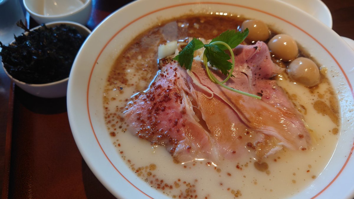 本日の昼飯。
長岡市｢ラーメンダーノダーノ｣
黒鶏白湯(大盛り、ニンニクたまご、岩のりトッピング)

盆休み最初はラーメンで︎︎👍
久しぶり食べたけど味は濃厚だけどさっぱりスープとツルツルストレート麺がたまらなく美味い🤤