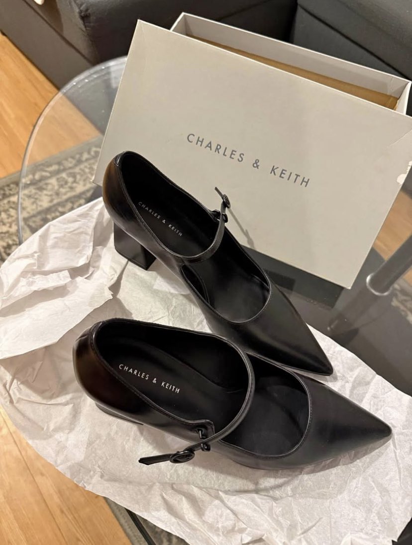wts ph cebu charles and keith

— black shoes
— worn less than 4 times, v mint condi! 
— size 40  
— 1100 payo, 1300 dop / installments 
— comes with the box! 

# cnk ck &amp; collections sandals school mary janes