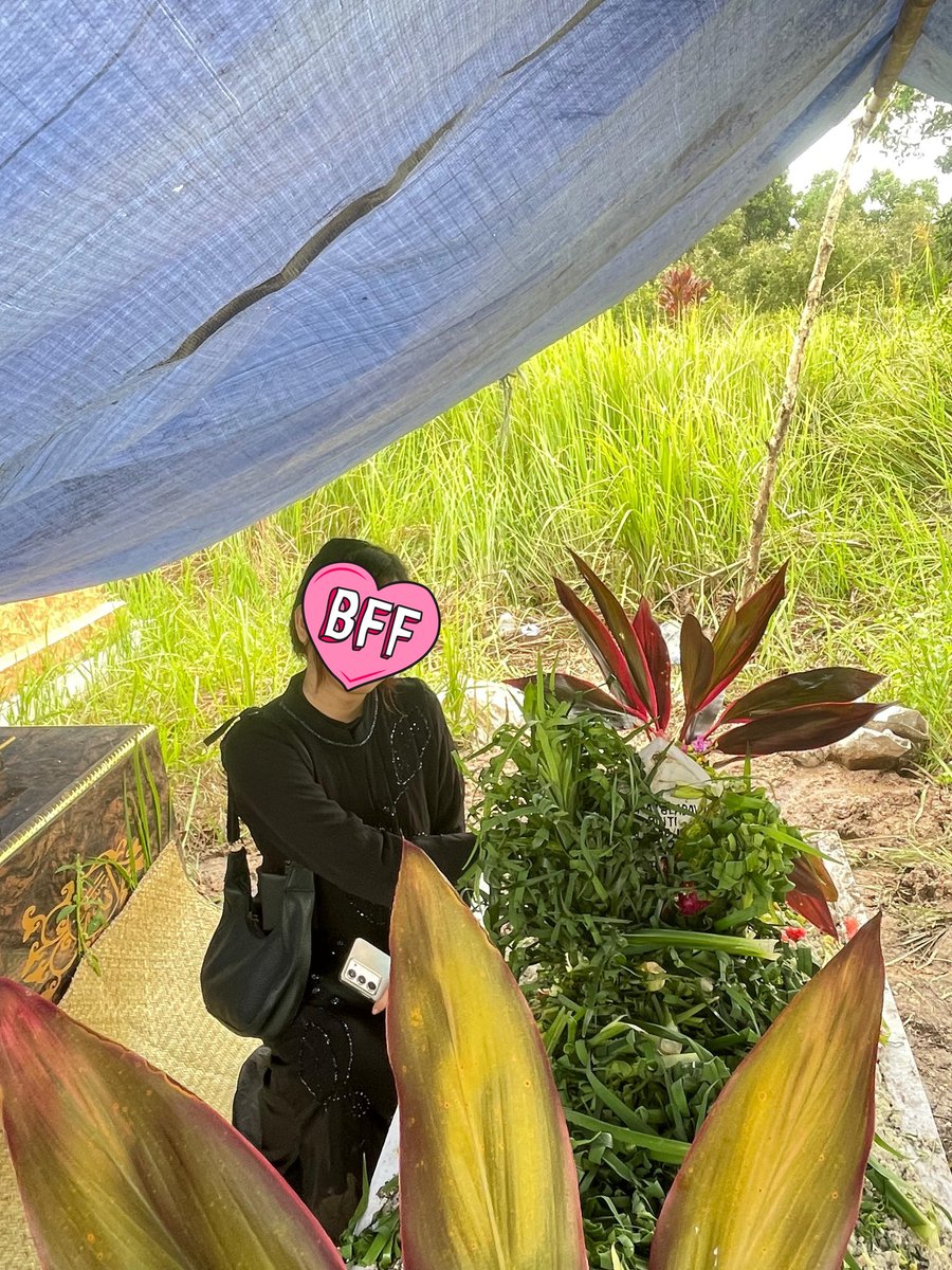 floteuntic's tweet image. sayangnya aku @cassellisie cantik banget, kata mama kamu emang mau pergi sebelum umur 25 ya karena capek pakai insulin. sekarang udah gak capek lagi ya, udah punya rumah tetap sekarang jadi kamu gak perlu kost lagi ya sayang, doain aku bisa sering mampir ke rumah kamu ya sayang