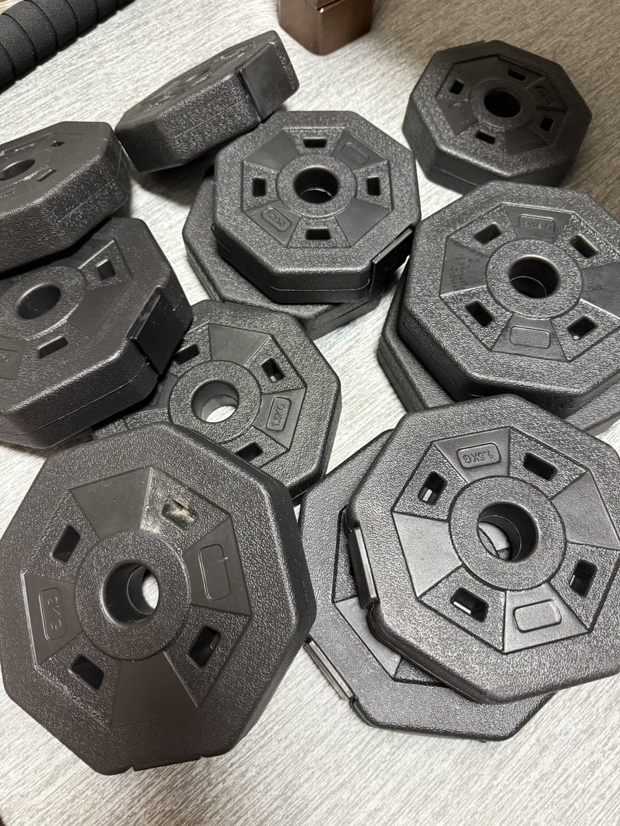 rui_kurata324's tweet photo. 一王に感化されてダンベル買ったけど多すぎて今これ https://t.co/Ju3Aj7XUPK