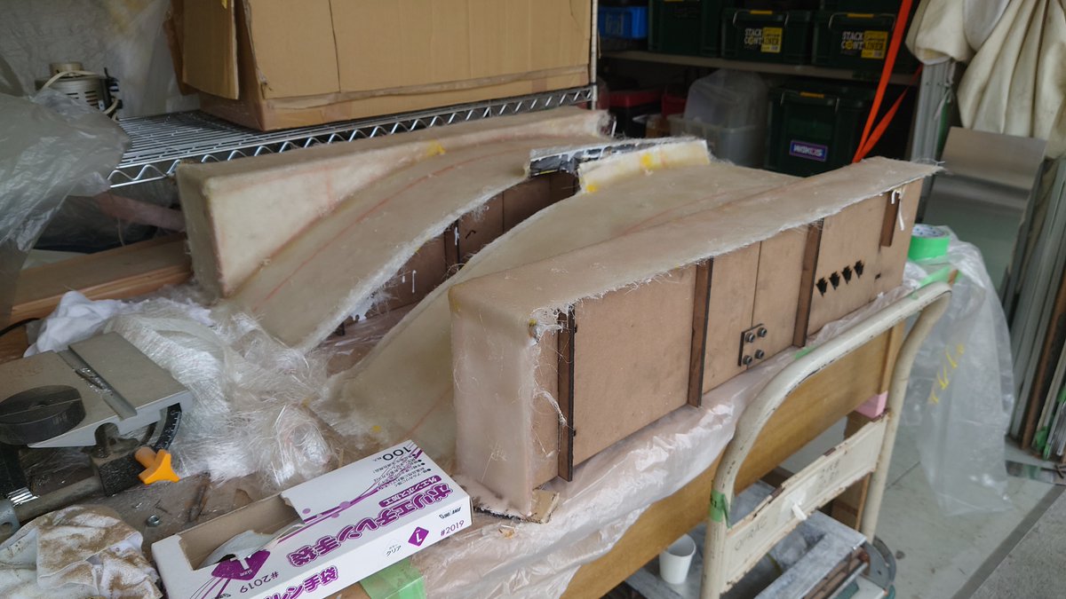 ofrac_FSAE's tweet image. 【スポンサー様からのご支援】

株式会社PROST様よりFRP成型の材料支援をいただきました！

いただいた樹脂は型やCFRPの積層に使用しています．
PROST様のFRP樹脂はサラサラしており，初心者でも塗りやすい樹脂となっております．

この度はご支援ありがとうございます．

#学生フォーミュラ
#FRP