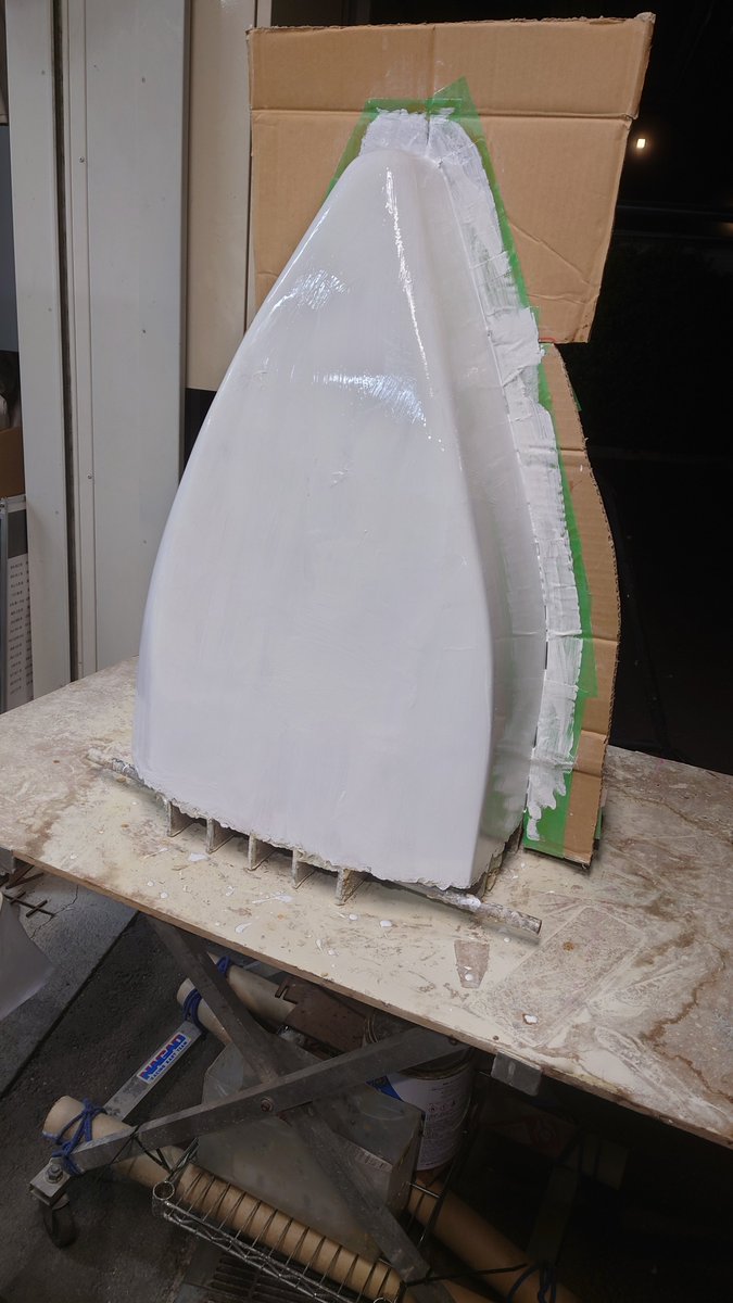 ofrac_FSAE's tweet image. 【スポンサー様からのご支援】

株式会社PROST様よりFRP成型の材料支援をいただきました！

いただいた樹脂は型やCFRPの積層に使用しています．
PROST様のFRP樹脂はサラサラしており，初心者でも塗りやすい樹脂となっております．

この度はご支援ありがとうございます．

#学生フォーミュラ
#FRP