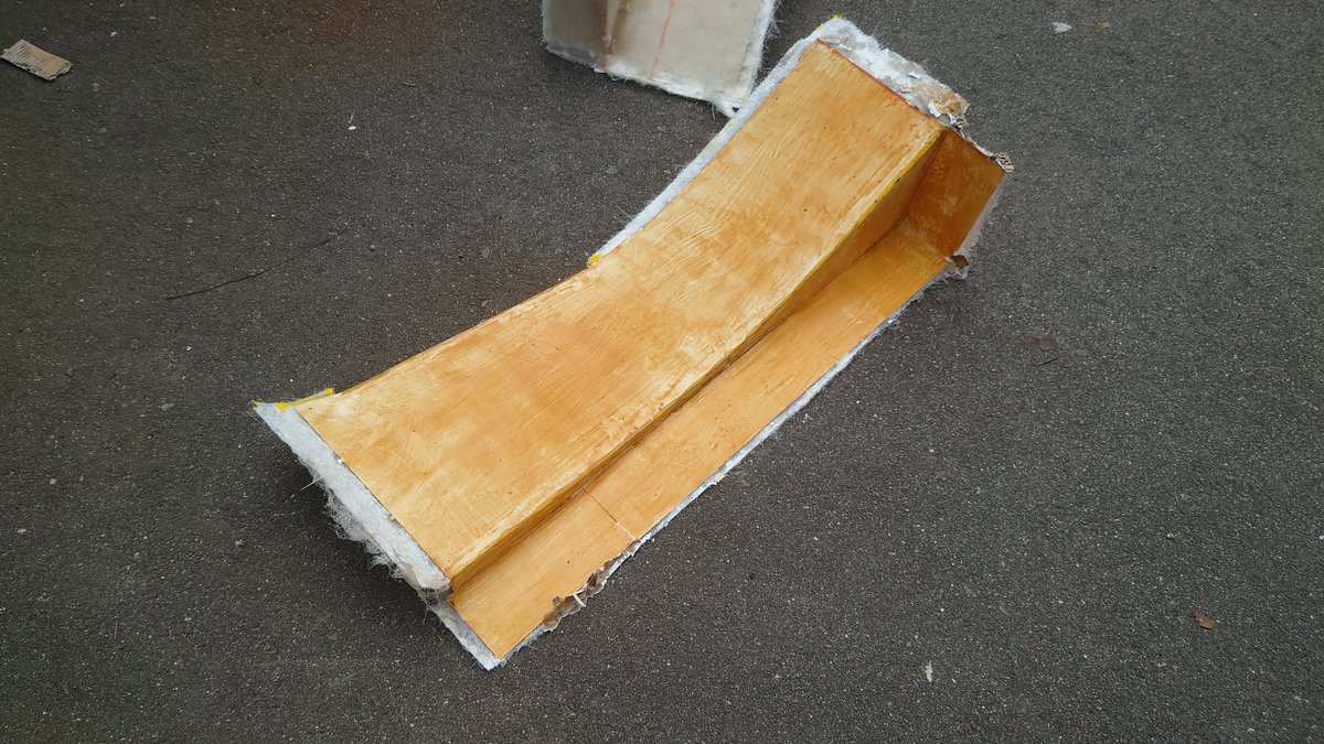 ofrac_FSAE's tweet image. 【スポンサー様からのご支援】

株式会社PROST様よりFRP成型の材料支援をいただきました！

いただいた樹脂は型やCFRPの積層に使用しています．
PROST様のFRP樹脂はサラサラしており，初心者でも塗りやすい樹脂となっております．

この度はご支援ありがとうございます．

#学生フォーミュラ
#FRP