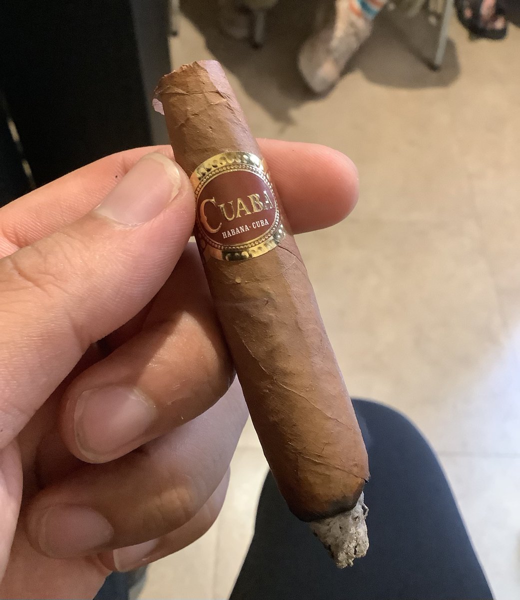 tagutaku5386's tweet photo. アテフラの喫煙所にて
#葉巻 #Cigar #Cuaba https://t.co/9zRn96hkPF