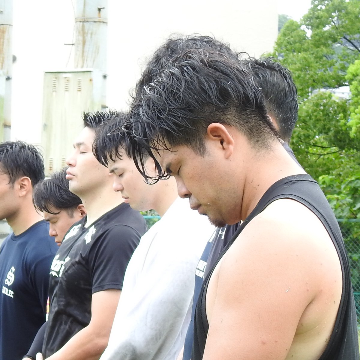 MHI_NGSK_1927's tweet photo. 1927年に創設された我々は、原爆の惨禍を乗り越え、本日も元気にラグビーをプレーしています。

亡くなられた方々への哀悼の意、平和への祈り、そしてラグビーができる平和への感謝を込め、１１時２分、練習後に黙祷を行いました。

我々はこれからも、長崎の歴史とともに歩み続けていきます🕊️ https://t.co/M4h3UaStqr