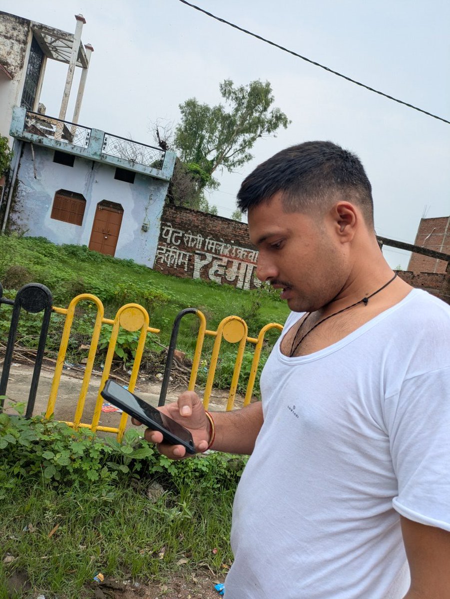licentiousrohit's tweet photo. @chitrakootpol के जवानों द्वारा राह चलते वाहन को रोककर, स्वयं को #Cocity बताकर , एवं सरकारी सर्किल ऑफिसर का वाहन दिखा कर अपमानजनक गली गलौज कर अवैध वसूली करने की कोशिश। ARTO OFFICE , Allahabad Road ,Chitrakoot की सुबह 8:55 की घटना। https://t.co/T4nOzdU5yM
