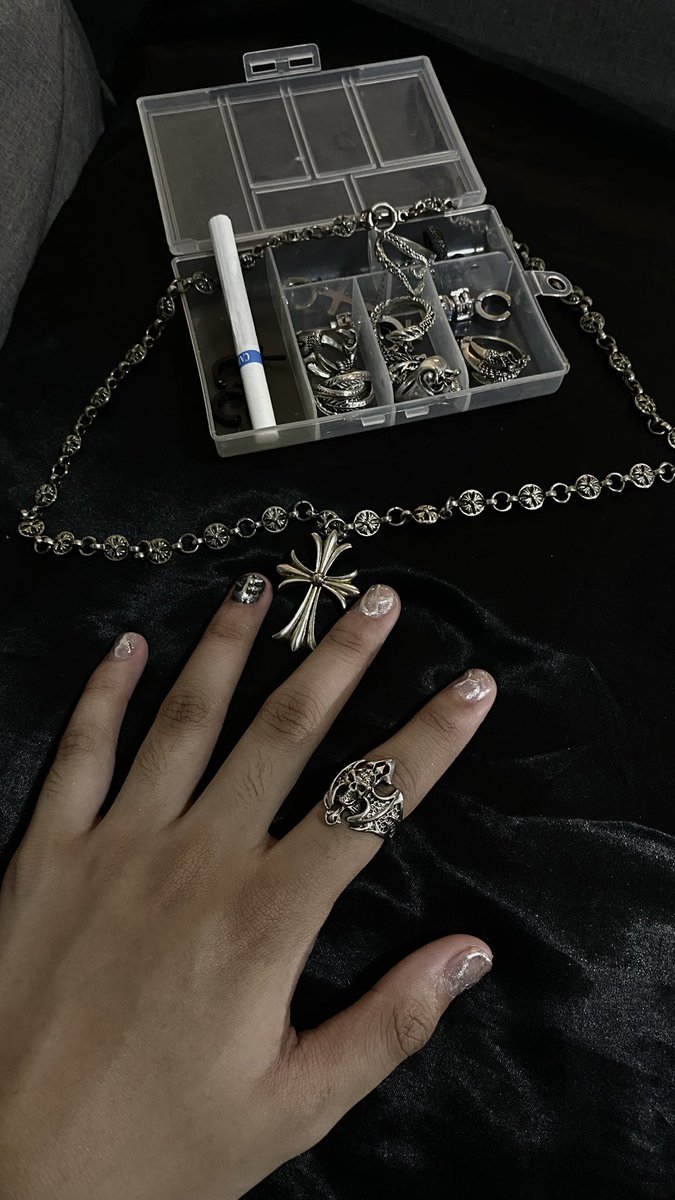 ywanzk_'s tweet photo. ganda na nails ko pwede na maminger https://t.co/cGWSMmCFci