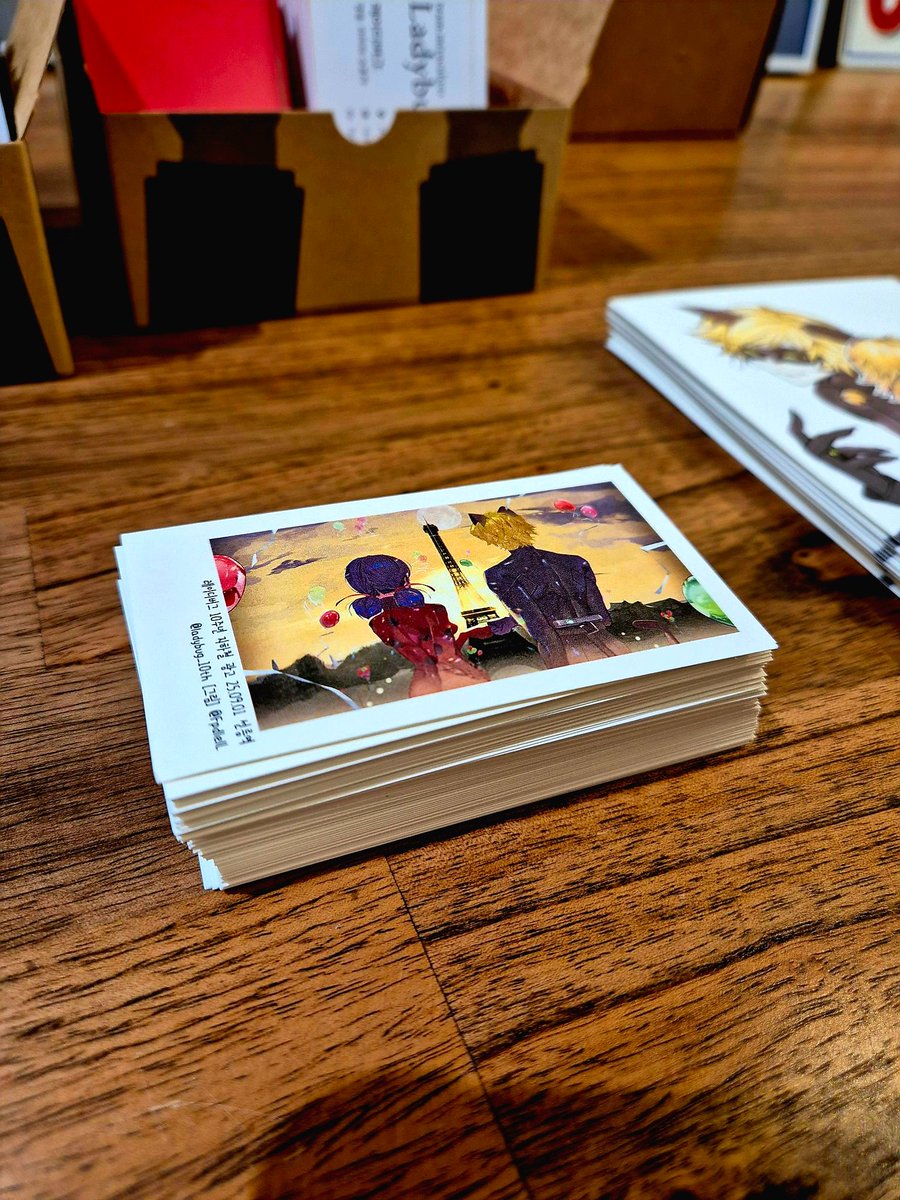 레이디버그 10주년 카페 나눔 코너에 지하철 광고 홍보 명함이 비치되어 있습니다. 좋은 자리를 만들어 주신 10주년 카페 주최분들에 진심을 담아 감사드립니다. #10년째_임무완수!