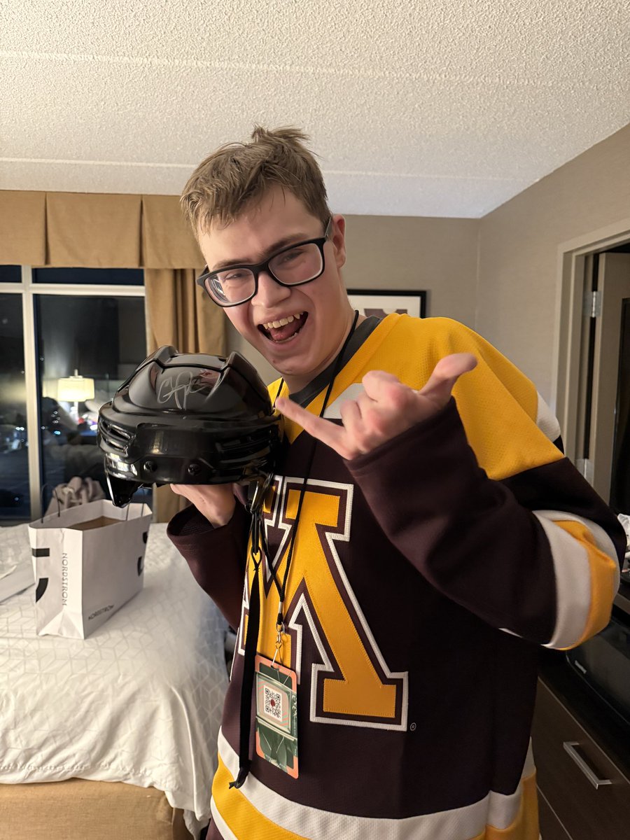 SuperBlakeFilms's tweet image. OOOOOOOOOHHHHH MY GOOOOODDDDDDD!!!!!! THANK YOU @TheCarlosPena THANK YOU SO MUCH!!! LOVE YOU BROOOOOO!!!!!! @bigtimerush @XcelEnergyCtr THANK YOU @alyse_hendrix for the video!!!