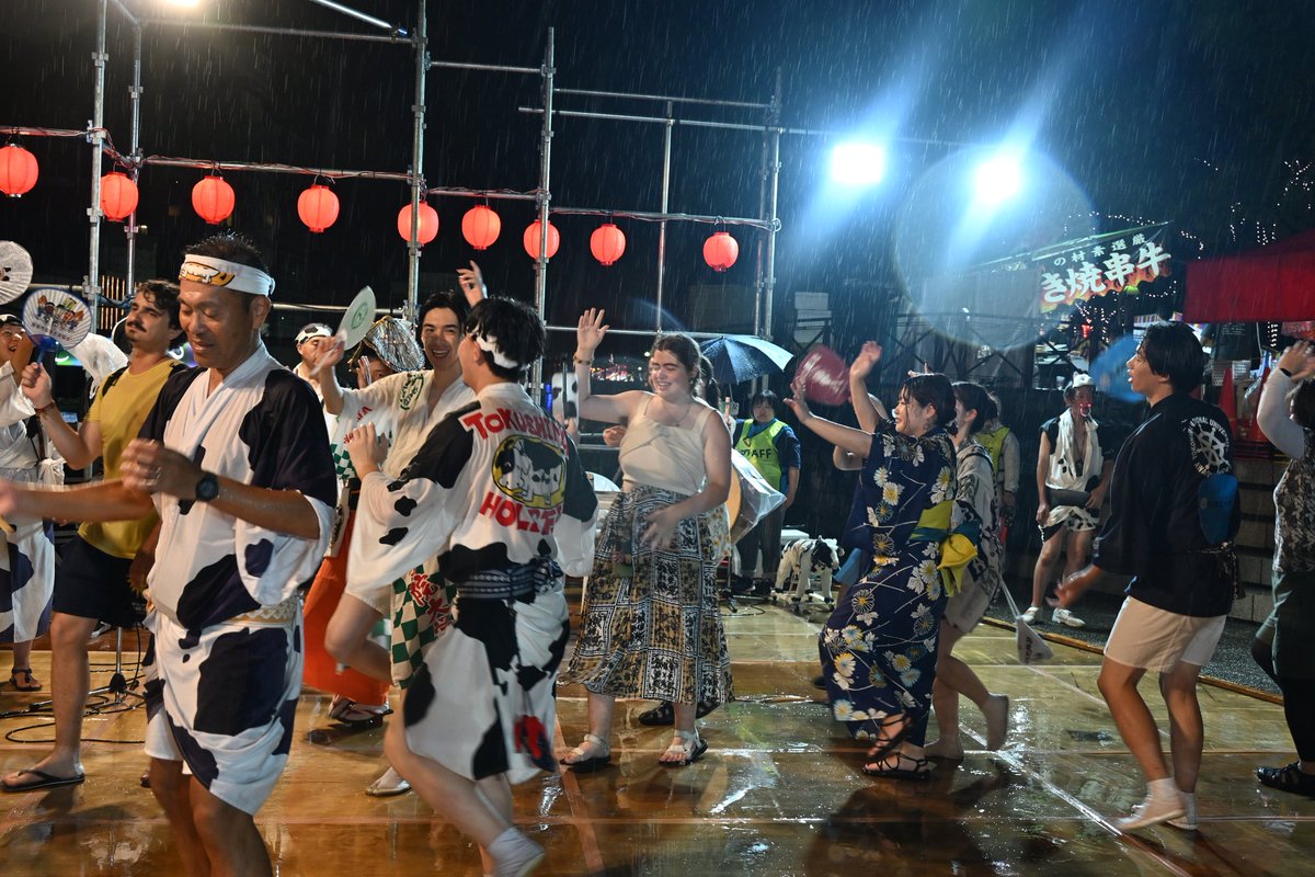 誰もが自由に楽しく踊る！
有名連と呼ばれる技量を見せるのもありですが、それでも万博で行われたように最後は皆で踊ります。
本来の姿はそこにあります。
年間にたった4日しかないからこそ、本来の祭りを楽しむんですね。
#阿波踊り