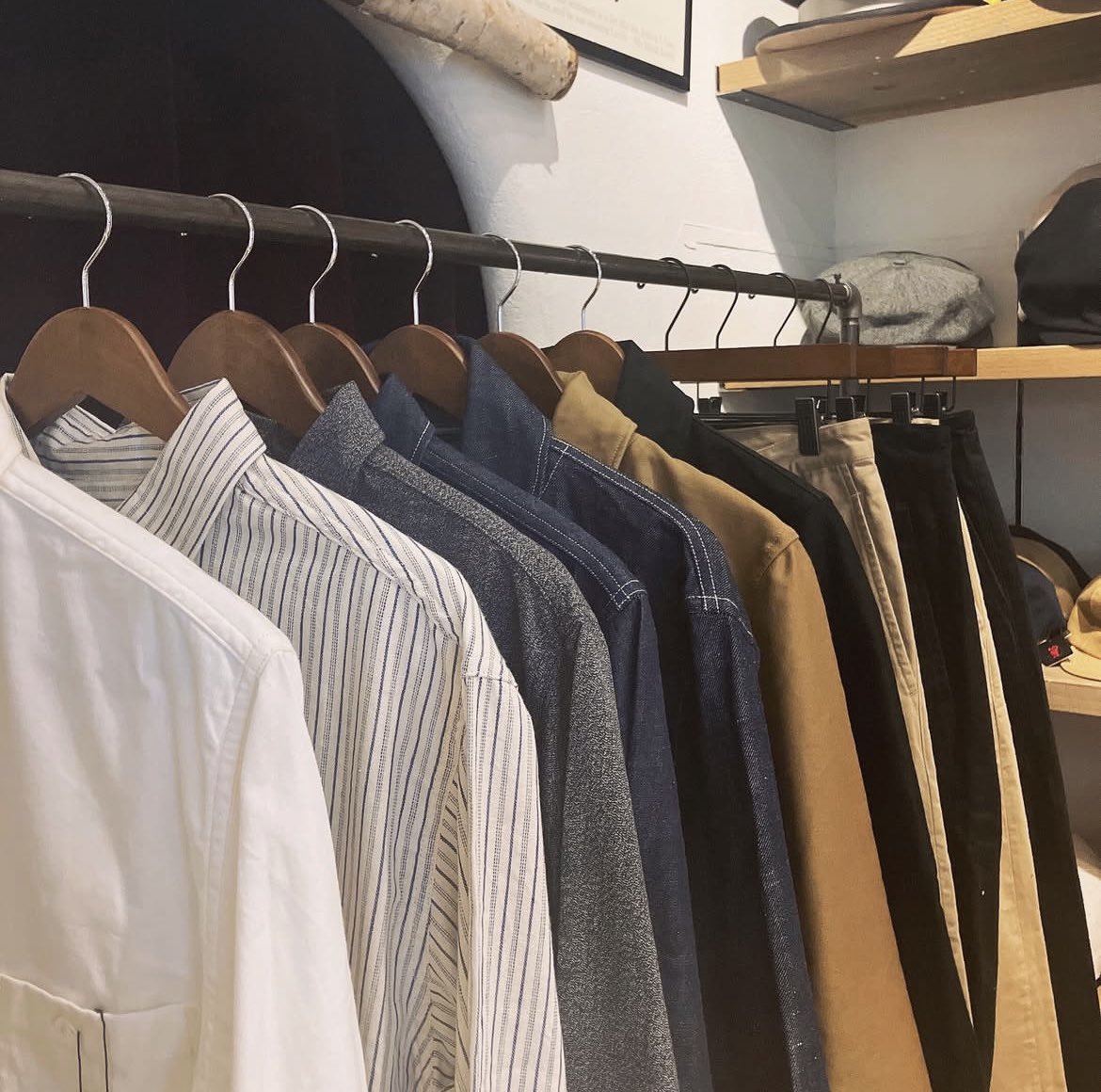 ari_hat's tweet image. 本日8/9(sat)から8/17(sun)まで
@shappo_fuku (シャッポ袋町店) で
Dari Clothingの受注会を
おこなっております！

Cossack jacket
work shirt
Five pocket c.p jeans
Selvage Wide trousers
French drill trousers
など
ご試着出来ますので
是非お立ち寄りください。