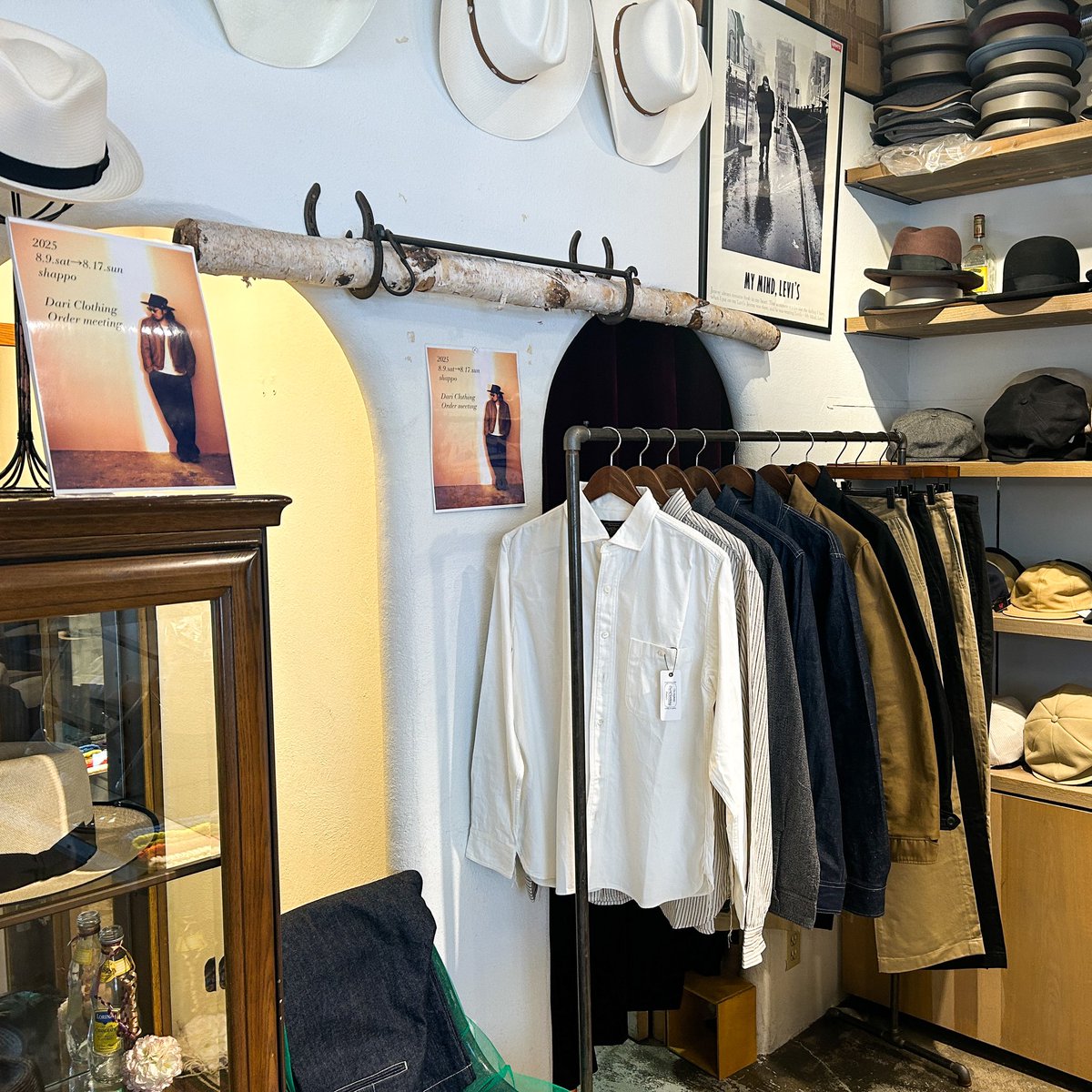 ari_hat's tweet image. 本日8/9(sat)から8/17(sun)まで
@shappo_fuku (シャッポ袋町店) で
Dari Clothingの受注会を
おこなっております！

Cossack jacket
work shirt
Five pocket c.p jeans
Selvage Wide trousers
French drill trousers
など
ご試着出来ますので
是非お立ち寄りください。