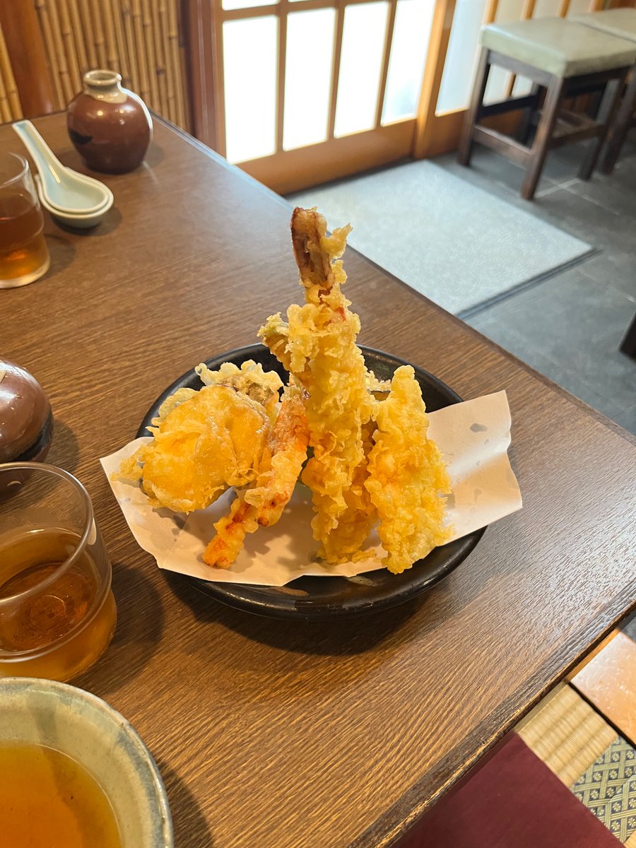 StatusHunting's tweet image. 神楽坂の脇道にある風情あるお蕎麦屋さん「志な乃」に行ってきました。お店に入ると、昔ながらの名店という雰囲気が漂っており、和のBGMが心地よく流れていて、とても落ち着けます。今回は上天ぷらと、そばとうどんの合い盛りをいただきました。特にうどんは驚くほどのコシがあり、そばとはまた違った…