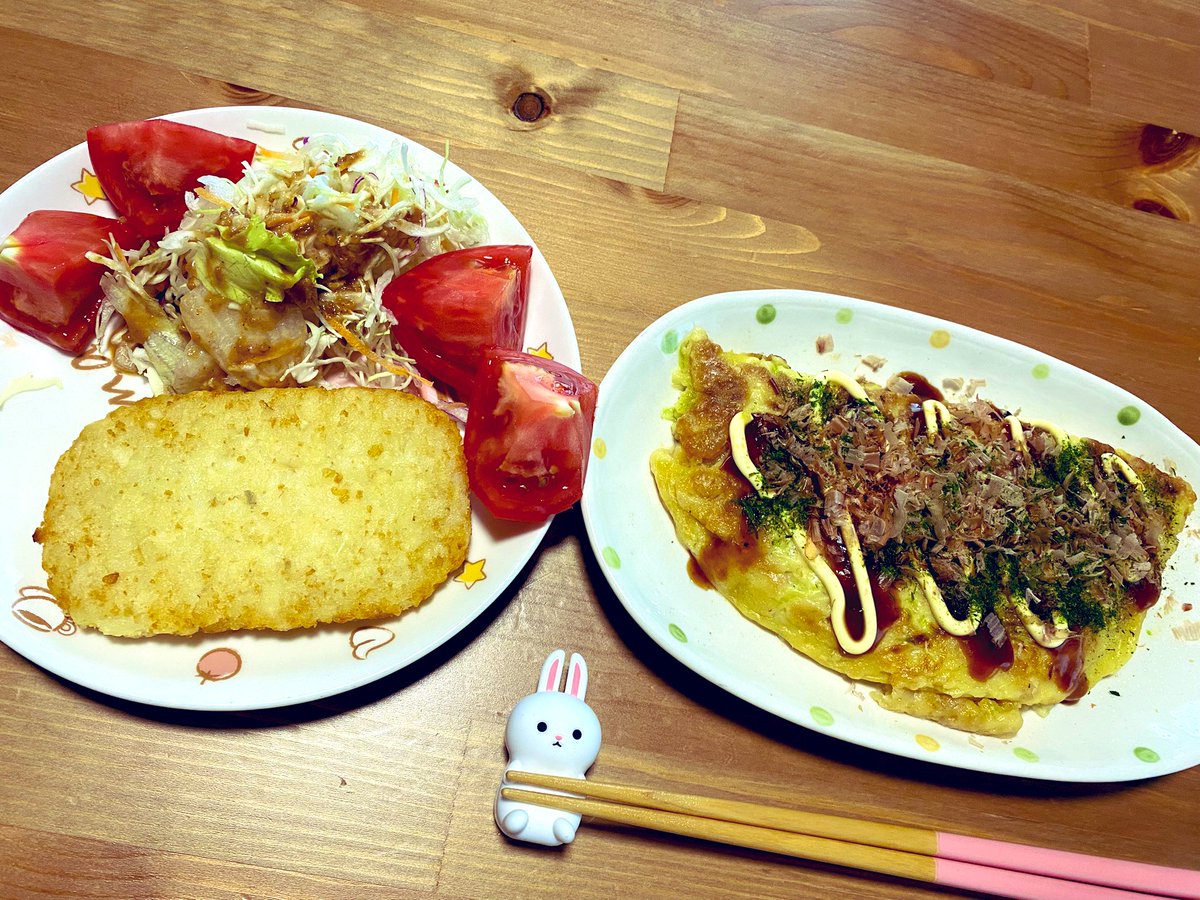 今日はご主人はお仕事なのでぼっち飯です。
前に作って冷凍してあったお好み焼き🤭💕
なんか雨降りそうだし暑いし今日はお家かな〜
家LOVE派🏠なのでゆっくり休みます　笑

#鰹節踊っとる
#粉物って美味しいんだよね
#たまにはひとり飯