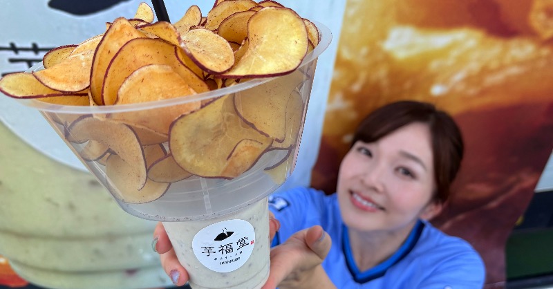 lions_official's tweet photo. ／
ライオンズの #球場グルメ を
スタジアムMCのYUUMIがご紹介！
＼
『飲む焼き芋＆おいもちっぷす』
焼き芋と牛乳だけで作った、素材の甘さがギュッと詰まった芋ドリンクに、パリッとクセになる「おいもちっぷす」がセットになった一品！
ぜひご賞味ください！
 
#seibulions #獅子まんま