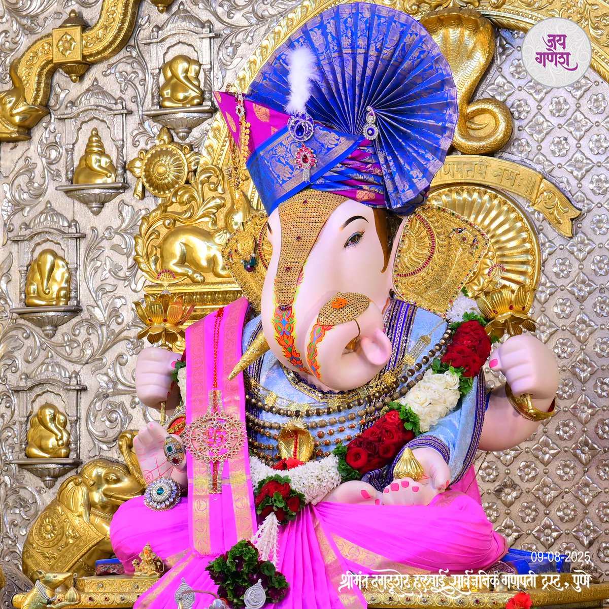 ’तूच एक शाश्वत सत्य, म्हणून आलो तुझिया दारी,
जन्मोजन्मी तुझा वास वसो अंतरात, हीच आस उरी’   

#dagdusheth #shrimant #shrimantdagdusheth #dagdushethganpati #shrimantmoraya #dagdushethhalwaiganpati #bappa #bappamoraya